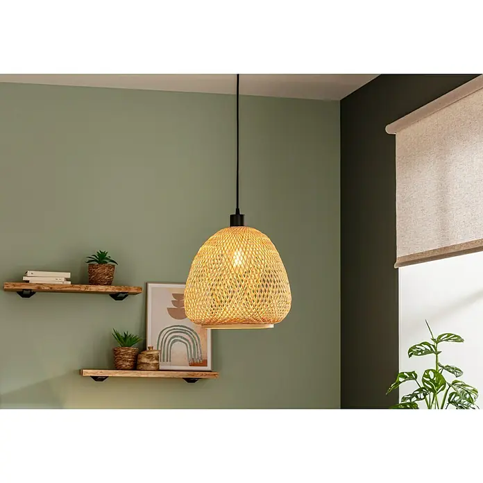 Rollo Leinen - B x H: 140 x 190 cm, Leinen, Sonstige - Eine geflochtene Pendelleuchte aus Rattan hängt von der Decke und strahlt warmes Licht in einem gemütlichen Raum aus.
