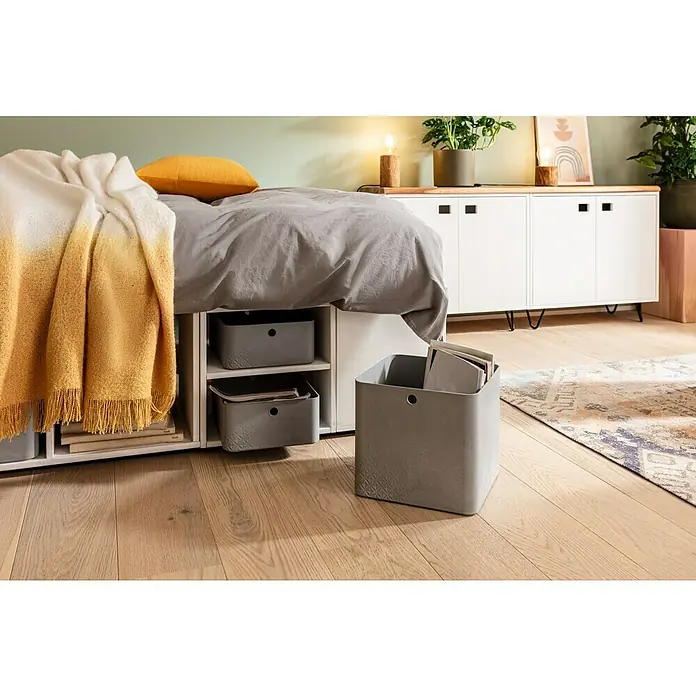 Wagner System Möbelfuß Hairpinlegs - Stahl, Höhe: 10 cm, Schwarz - Das Bild zeigt ein stilvolles Schlafzimmer mit einem Bett, das Stauraum darunter bietet, und eine graue Aufbewahrungsbox im Vordergrund.