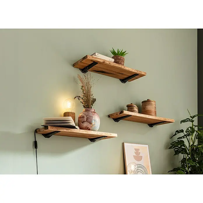 Reinders Bild Slim Frame Wood - Earth Bows, B x H: 30 x 40 cm - Eine Nahaufnahme von drei rustikalen Holzregalen mit schwarzen Metallhalterungen an einer hellgrünen Wand, dekoriert mit verschiedenen Wohnaccessoires.