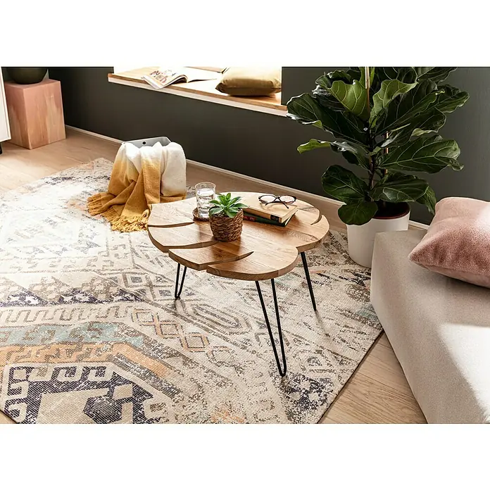 Kissen HappyPuderrosa, 48 x 48 cm, 100 % Polyester - Einzigartiger Couchtisch in Blattform mit schlanken, schwarzen Metallbeinen auf einem stilvollen Teppich in einem gemütlichen Wohnzimmer.