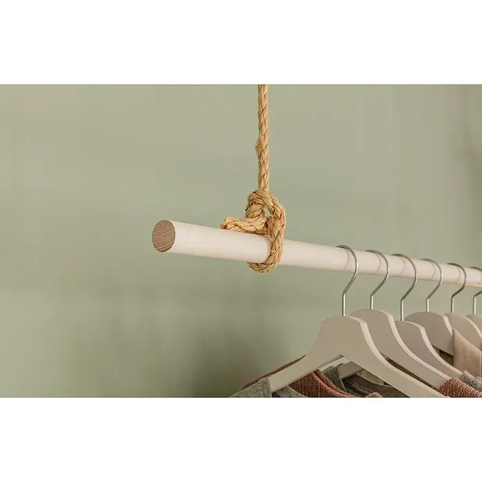 Rundstab IØ x L: 2,8 x 240 cm, Buche - Eine minimalistische Kleiderstange aus Holz mit daran hängenden Kleiderbügeln und Kleidung, die mit einem Seil an der Decke befestigt ist.