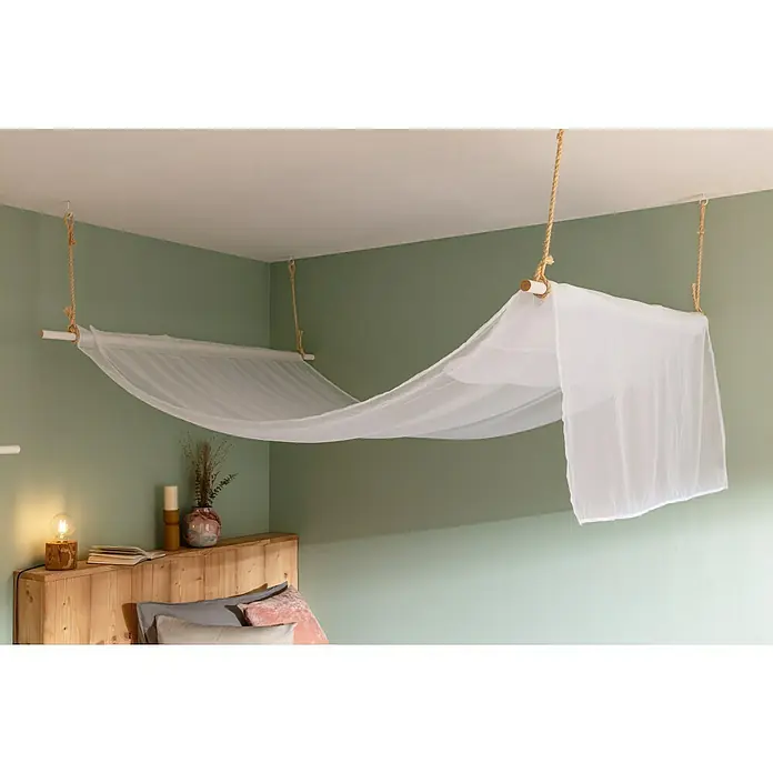 Schlaufenschal Today EssentialB x H: 135 x 240 cm, 100 % Polyester, Weiß, Uni - Aufgehängter Baldachin über einem Bett mit Holzrahmen, der ein gemütliches und stilvolles Schlafzimmerambiente schafft.
