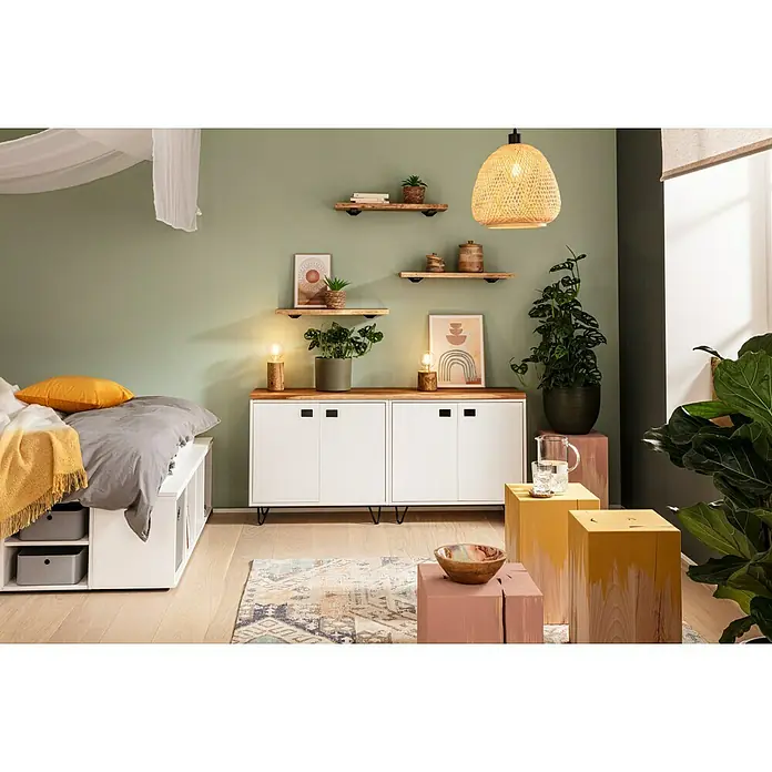 Wagner System Möbelfuß Hairpinlegs - Stahl, Höhe: 10 cm, Schwarz - Ein stilvolles Wohnzimmer mit einem weißen Sideboard, dekoriert mit Pflanzen, Lampen und Regalen, die eine gemütliche Atmosphäre schaffen.
