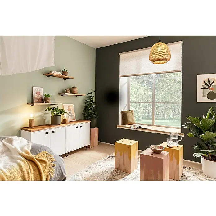 SCHÖNER WOHNEN-Farbe Naturell Wandfarbe InnenraumfarbeWeiß, Matt, 10 l, Konservierungsmittelfrei - Einladender Raum mit einer stilvollen Kommode mit Holzplatte, dekorativen Regalen und einer gemütlichen Fensterbank.