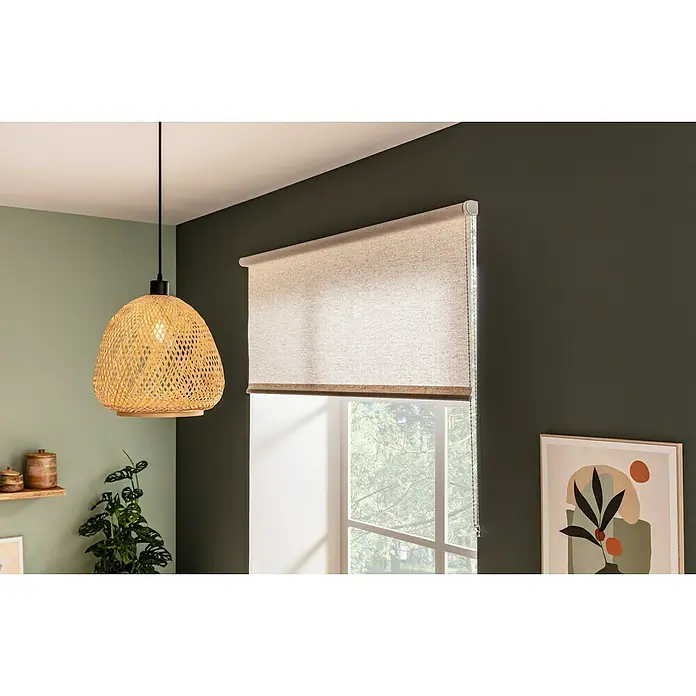 Rollo Leinen - B x H: 140 x 190 cm, Leinen, Sonstige - Ein beiger Rolladen hängt an einem Fenster, wodurch das natürliche Licht sanft gefiltert wird. Eine Pendelleuchte hängt daneben.