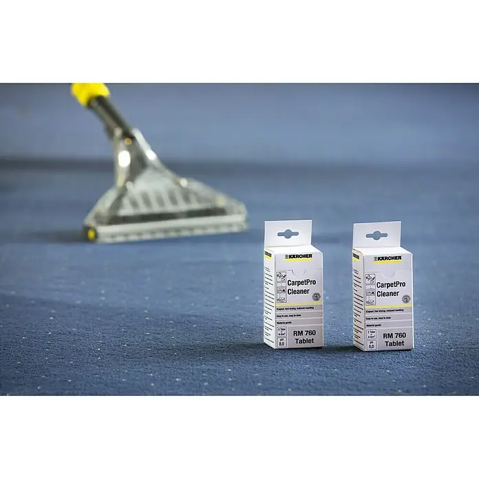 Kärcher Teppichreiniger Tabs RM 760 - 16 Stk. - Zwei Packungen Kärcher CarpetPro Reiniger-Tabletten RM 760, im Hintergrund ein Teppichreinigungsgerät.