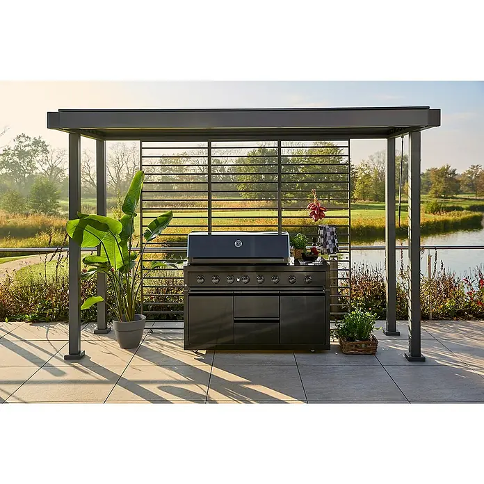 Sunfun Grillpavillon - B x T: 342 x 168 cm, Farbe Gestell: Anthrazit, Aluminium - Professionelle Außenküche mit Grill unter einer Pergola, umgeben von Pflanzen und Blick auf einen See. Elegantes Design für kulinarische Erlebnisse im Freien.