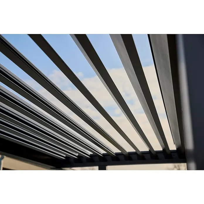 Sunfun Grillpavillon - B x T: 342 x 168 cm, Farbe Gestell: Anthrazit, Aluminium - Nahaufnahme einer modernen, schwarzen Lamellenpergola, die einen stilvollen und schattigen Außenbereich bietet. Der Himmel ist durch die Lamellen sichtbar.