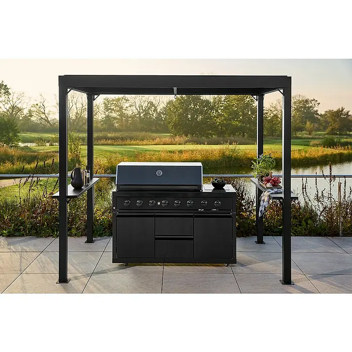 Sunfun Melina Grillpavillon - B x T: 250 x 160 cm, Farbe Gestell: Schwarz, Aluminium - Eine moderne schwarze Außenküche mit Grill und Arbeitsflächen unter einer Pergola, eingebettet in eine malerische Landschaft.