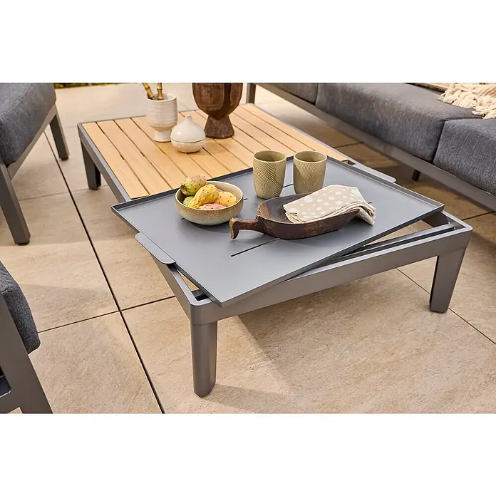 Sunfun Solo Garten-Couchtisch - L x B x H: 120 x 72 x 26 cm, Night-Grey - Nahaufnahme eines modernen Couchtisches mit grauem Rahmen und ausziehbarer Platte, dekoriert mit Obst, Geschirr und einer Serviette.