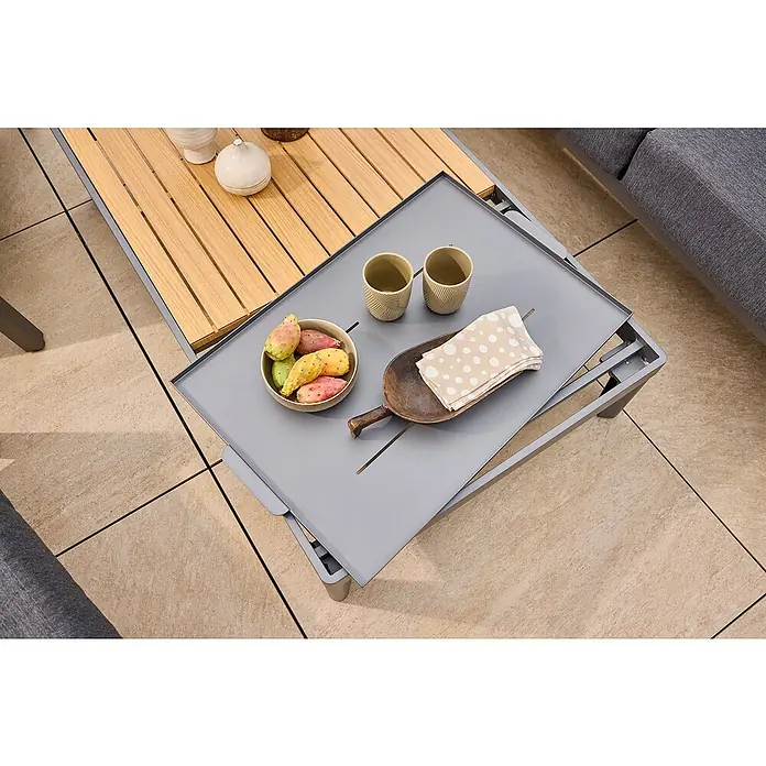 Sunfun Solo Garten-Couchtisch - L x B x H: 120 x 72 x 26 cm, Night-Grey - Nahaufnahme eines stilvollen Couchtisches mit Obstschale, Tassen und Serviette auf einer grauen Ablagefläche. Elegantes Design für den Außenbereich.