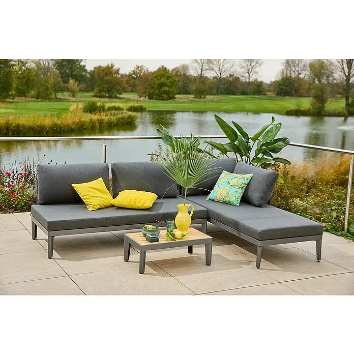Sunfun Solo Rope Loungemöbel-Set - 3 -tlg., Aluminium, Olefin, Night-Grey - Elegante graue Gartenlounge mit gelben Kissen und Couchtisch auf einer Terrasse mit Blick auf einen See.