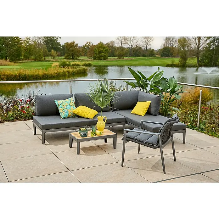 Sunfun Loungemöbel-Set Solo Rope - 5 -tlg., Aluminium/Polyrattan/Olefin, Night-Grey - Graue Gartensitzgruppe mit Couch, Sessel und Tisch auf einer Terrasse mit Blick auf einen See. Dekorative Kissen und Pflanzen sorgen für Ambiente.