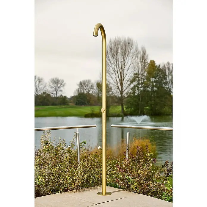 GardWell Pooldusche Curve - Höhe: 232 cm, Edelstahl, Gold - Freistehende goldene Außendusche vor einem Teich. Das minimalistische Design passt perfekt in jeden Garten.