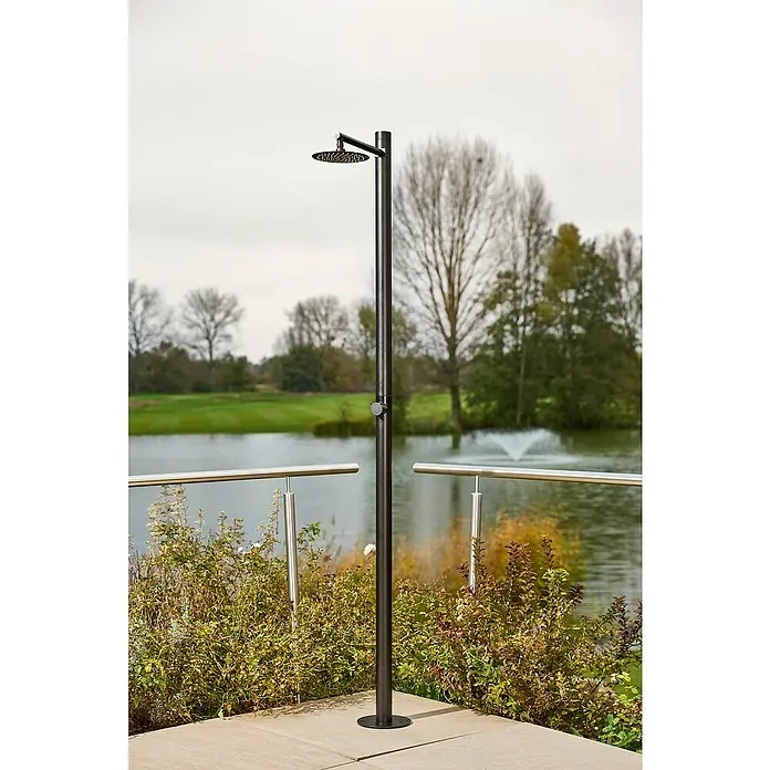 GardWell Gartendusche Metro220 cm, Edelstahl - Eine elegante, schwarze Gartendusche steht vor einem malerischen Teich und bietet eine stilvolle Möglichkeit, sich im Freien zu erfrischen.