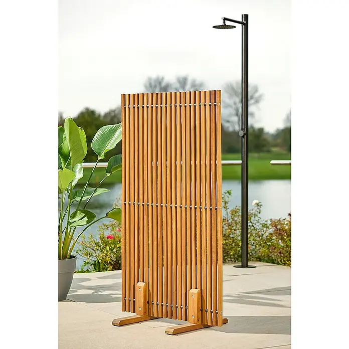 Sunfun Raumteiler - 80 x 140 cm, Akazie, Braun - Eine stilvolle Sichtschutzwand aus Holzlatten mit Metallbeschlägen, die Privatsphäre und ein modernes Ambiente im Garten bietet.
