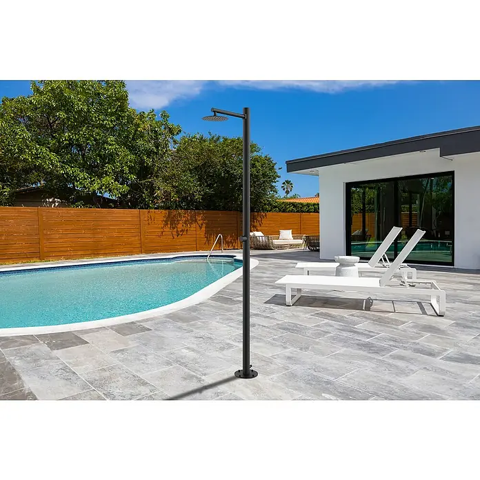 GardWell Gartendusche Metro220 cm, Edelstahl - Eine moderne Außendusche aus dunklem Metall steht am Pool und lädt zum Abkühlen ein. Im Hintergrund Liegen und ein modernes Haus.