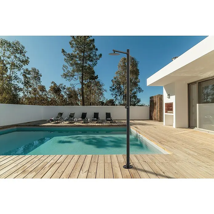 GardWell Gartendusche Metro - 220 cm, Edelstahl - Außenaufnahme einer modernen Gartendusche aus Metall, die neben einem Pool auf einer Holzterrasse steht.
