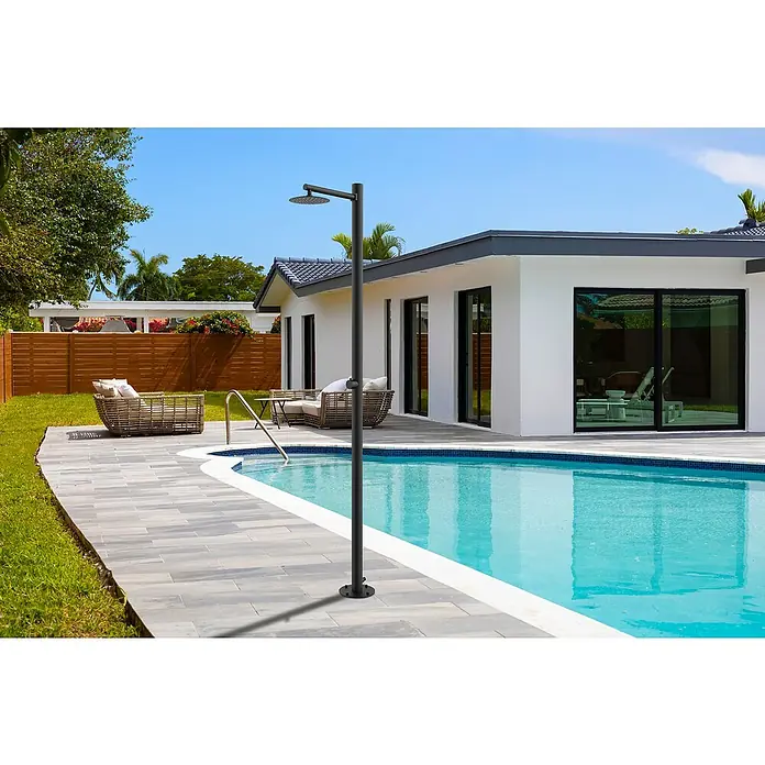 GardWell Gartendusche Metro220 cm, Edelstahl - Diese Aufnahme zeigt eine moderne Pooldusche mit einem schlanken Design, perfekt für den stilvollen Außenbereich und die schnelle Abkühlung.