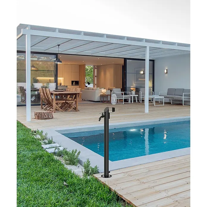 GardWell Wasserzapfstelle Comfort Style - Mattschwarz, Höhe: 93 cm, Edelstahl - Elegante schwarze Pool-Dusche mit Armatur, die stilvoll neben einem modernen Pool auf einer Holzterrasse steht.