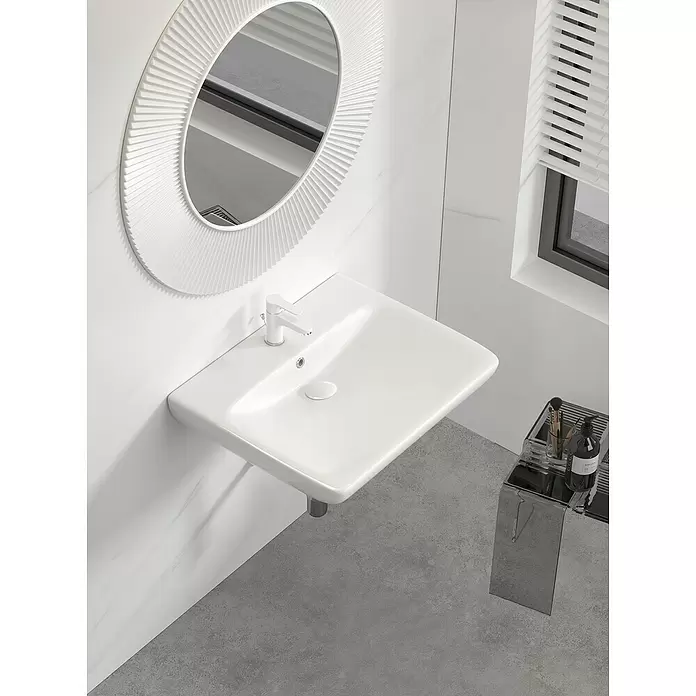 Waschtisch Rivo Square - 65,5 x 55 cm, Ohne Spezialglasur, Hahnloch: Mitte, Mit Überlauf, Weiß - Moderne weiße Wandwaschbecken mit passendem Wasserhahn und einem runden Spiegel mit geriffeltem weißem Rahmen in einem hellen Badezimmer.
