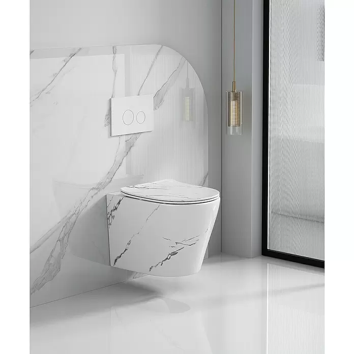 Wand-WC-Set Nakia - Spülrandlos, Ohne Spezialglasur, Spülform: Tief, WC Abgang: Waagerecht, Weiß/Marmor - Wand-WC mit weißer Marmoroptik und passender Spülplatte in modernem Badezimmer.