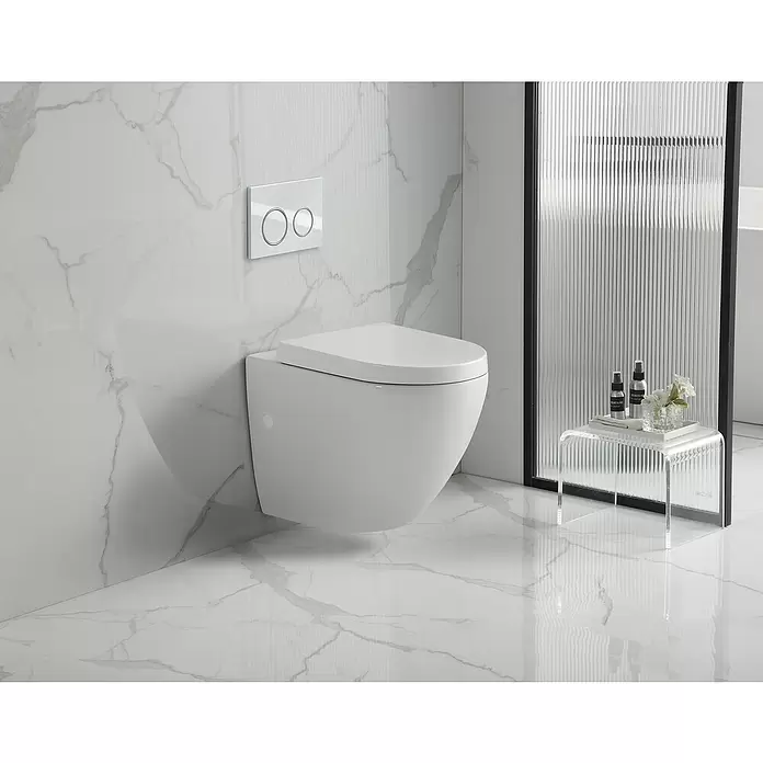 Wand-WC-Set Cozy - Spülrandlos, Ohne Spezialglasur, Spülform: Tief, WC Abgang: Waagerecht, Weiß - Weißes wandhängendes Keramik-WC mit Spülplatte in einem modernen Marmorbad.