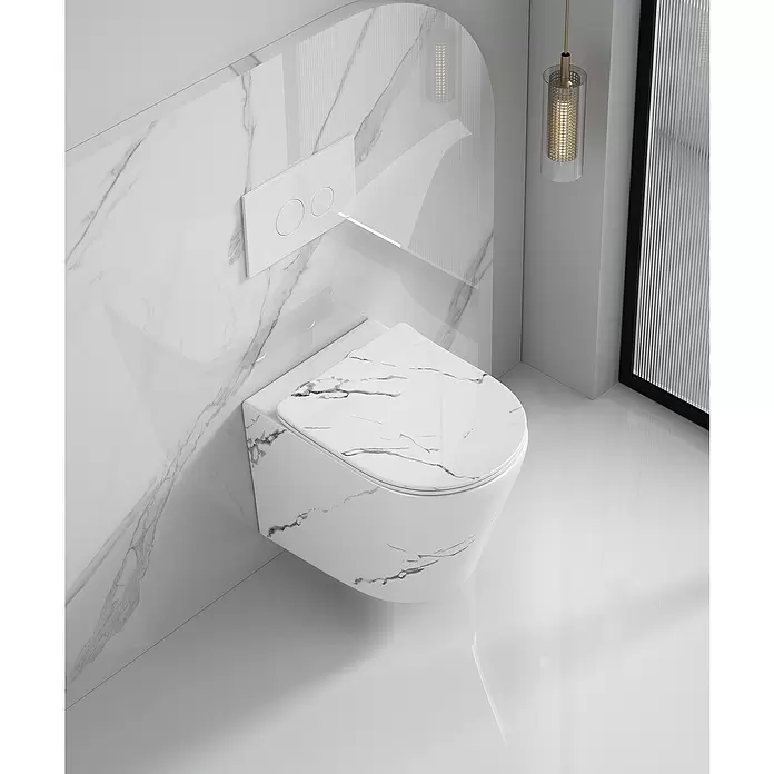 Wand-WC-Set Nakia - Spülrandlos, Ohne Spezialglasur, Spülform: Tief, WC Abgang: Waagerecht, Weiß/Marmor - Eine elegante, wandhängende Toilette mit weißem Marmormuster in einem modernen Badezimmer.
