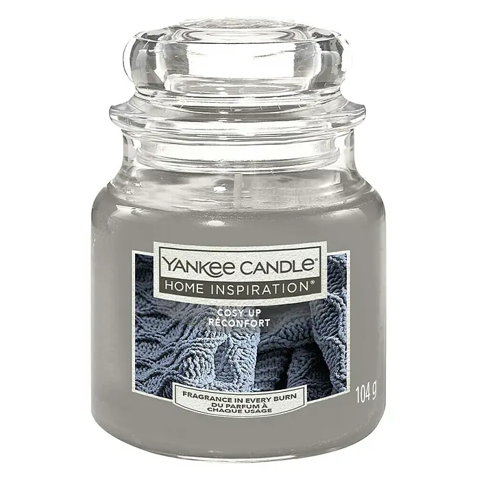 Yankee Candle Home Inspirations Duftkerze - Im Glas, Cosy Up, Small - Detailaufnahme einer Yankee Candle Home Inspiration Duftkerze im Glas mit Deckel, Duftrichtung "Cozy Up".