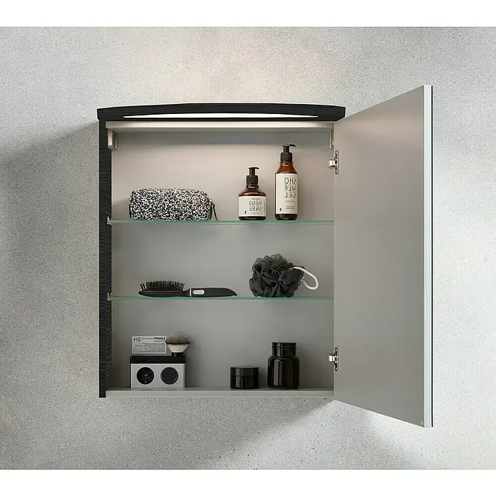 Camargue Swing Badmöbel-Set SW621D - Gesamtbreite Badmöbel: 60 cm, Dark Oak, Matt, 3 -tlg. - Offener Badezimmerschrank mit Glasböden, gefüllt mit verschiedenen Badartikeln, beleuchtet durch ein Lichtband oben.