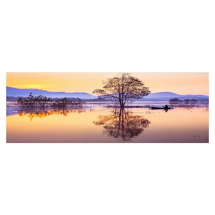 Cuadro alto brillo Árbol - Árbol, An x Al: 130 x 70 cm, 1 pzs. - Lago tranquilo al amanecer con un árbol, un barco de pesca y suaves reflejos en el agua. Armónica toma de la naturaleza en tonos cálidos.