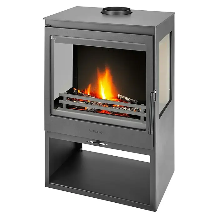 Panadero Kaminofen Diamant 3V Eco - 7,1 kW, Raumheizvermögen: 220 m³, Material Verkleidung: Stahl, Schwarz - Nahaufnahme eines Panadero-Holzofens mit Feuer, das durch die Glastür sichtbar ist. Der Ofen hat ein modernes Design und steht auf einem Sockel.