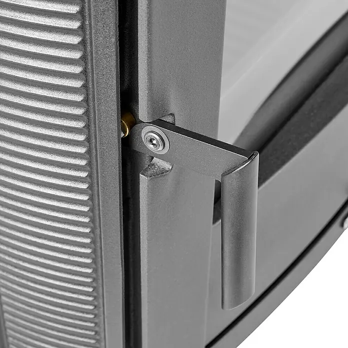 La Nordica Kaminofen Jennifer - 7,5 kW, Raumheizvermögen: 215 m³, Material Verkleidung: Stahl, Schwarz - Detailansicht einer Ofentür mit Griff, der die robuste Bauweise und das Design des Ofens hervorhebt.