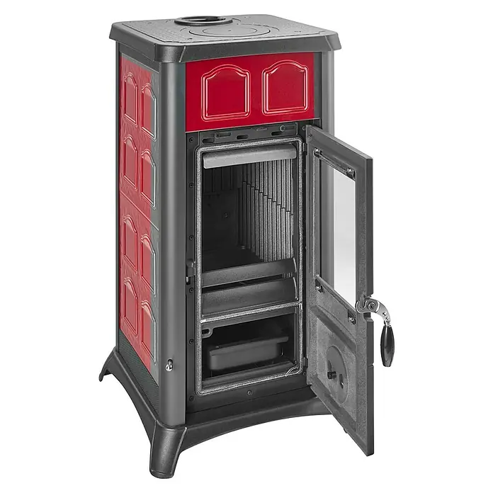 La Nordica Kaminofen-Set Gemma - 7,3 kW, Raumheizvermögen: 172 m³, Material Verkleidung: Keramik, Schwarz/Bordeaux - Das Bild zeigt einen detaillierten Blick auf einen rot-grauen Kaminofen mit offener Tür, der das Innere und die Heizelemente enthüllt.
