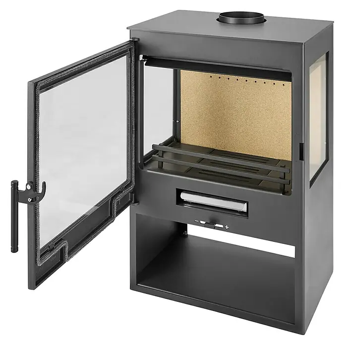 Panadero Kaminofen Diamant 3V Eco - 7,1 kW, Raumheizvermögen: 220 m³, Material Verkleidung: Stahl, Schwarz - Ein detailreiches Bild eines Kaminofens mit offener Tür, der die Konstruktion und das Design des Ofens zeigt.
