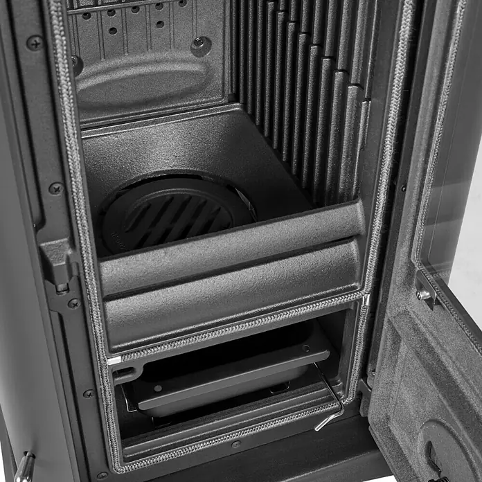 La Nordica Kaminofen-Set Gemma - 7,3 kW, Raumheizvermögen: 172 m³, Material Verkleidung: Keramik, Schwarz/Bordeaux - Innenansicht eines Kaminofens mit Rost, Aschekasten und geriffelter Rückwand für effiziente Wärme.