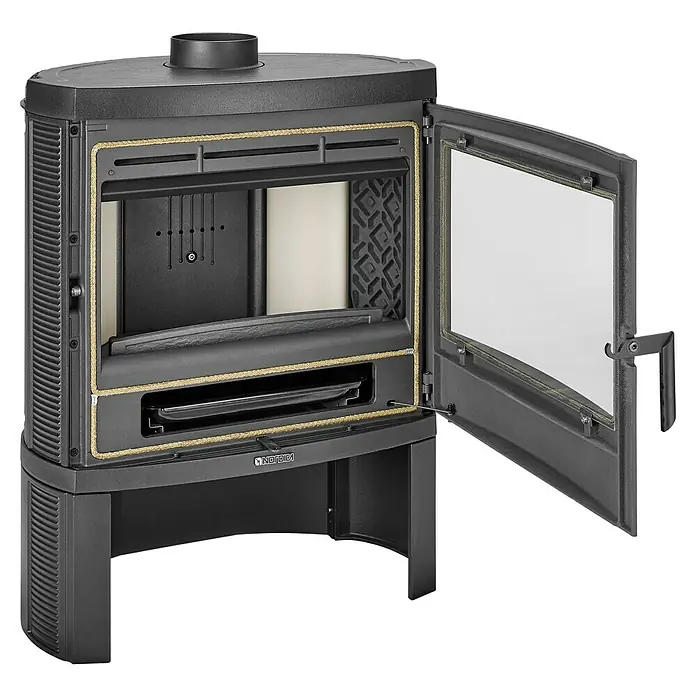 La Nordica Kaminofen Jennifer - 7,5 kW, Raumheizvermögen: 215 m³, Material Verkleidung: Stahl, Schwarz - Ein detailliertes Bild eines offenen Kaminofens, der Wärme und Stil in jeden Raum bringt.