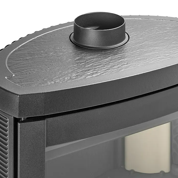La Nordica Kaminofen Jennifer - 7,5 kW, Raumheizvermögen: 215 m³, Material Verkleidung: Stahl, Schwarz - Nahaufnahme eines Kaminofens mit gusseiserner Oberfläche und einem Rauchabzugsrohr.