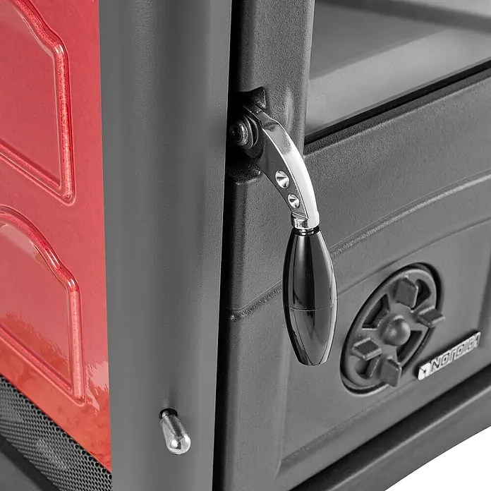 La Nordica Kaminofen-Set Gemma - 7,3 kW, Raumheizvermögen: 172 m³, Material Verkleidung: Keramik, Schwarz/Bordeaux - Nahaufnahme eines Ofens mit einem Griff aus Chrom und einem schwarzen Knauf zur Bedienung.
