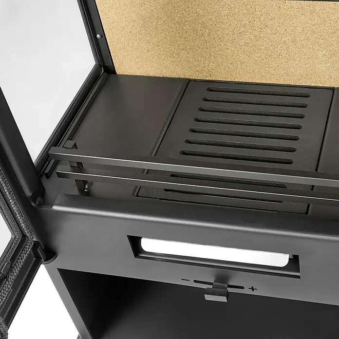 Panadero Kaminofen Diamant 3V Eco - 7,1 kW, Raumheizvermögen: 220 m³, Material Verkleidung: Stahl, Schwarz - Detailaufnahme eines Kaminofens mit Grillfunktion und Regler zur Steuerung der Luftzufuhr für eine optimale Verbrennung.