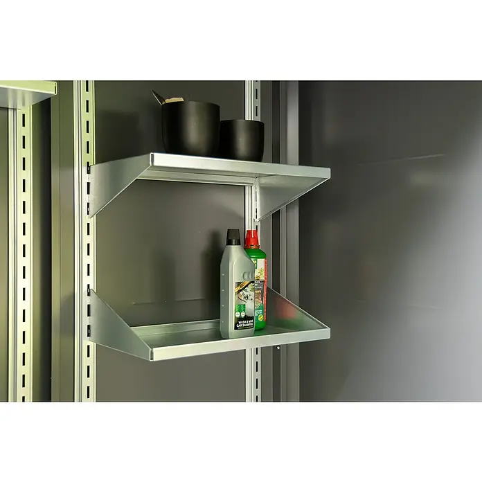 Telluria Regal Giarmadio Set L - 1 Stk., Passend für: Telluria Gerätehaus Classico 3024, L x B: 51 x 30 cm - Regal mit grauer Autoshampoo-Flasche und Gartendünger, darüber zwei dunkle Töpfe. Praktische Aufbewahrungslösung für Garage oder Werkstatt.