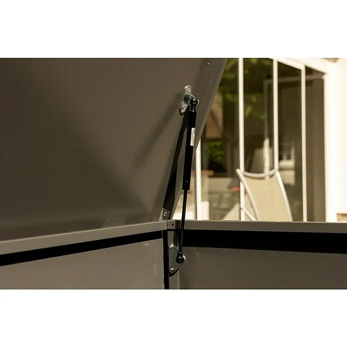 Telluria Gartenbox Nevio 160 - L x B x H: 165 x 85 x 85 cm, Stahl, Anthrazit - Detailaufnahme eines Deckels mit Gasdruckfeder eines Metallschranks, der eine kontrollierte Öffnung und Schließung ermöglicht.
