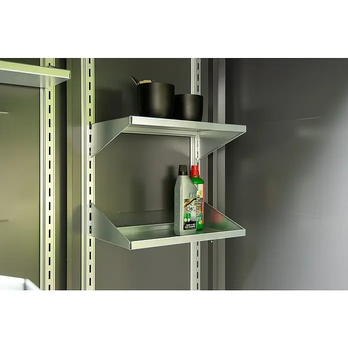 Telluria Regal Giarmadio Set M - 1 Stk., Passend für: Telluria Gerätehaus Classico 3024, L x B: 51 x 20 cm - Zwei silberne Regale in einem Schrank, das obere mit schwarzen Behältern und das untere mit Autoshampoo und Gartenprodukten.