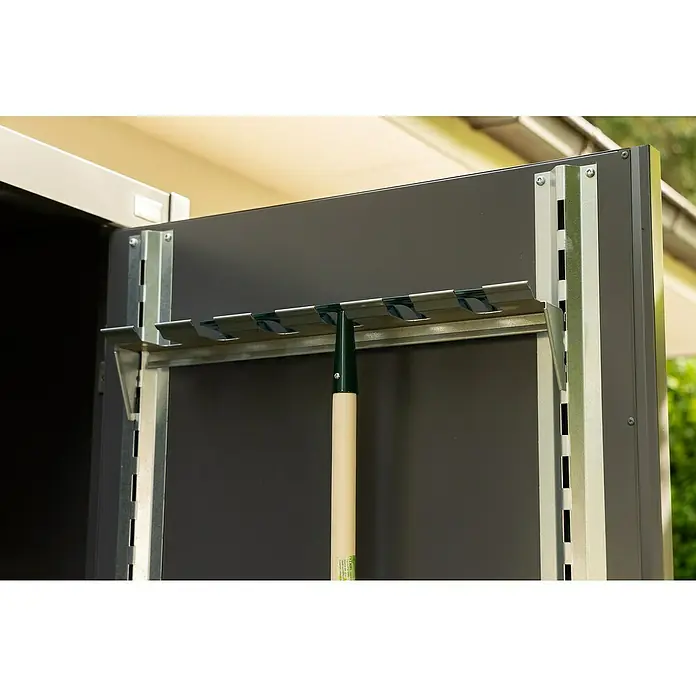 Telluria Regal für Geräteschrank Giarmadio - Silber, Passend für: Telluria Giarmadio - Nahaufnahme eines Geräteschuppens mit einer Harke, die an einer Halterung befestigt ist.