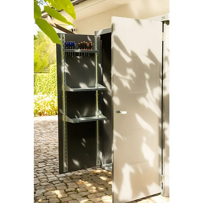 Telluria Geräteschrank Giarmadio - Stahl, Anthrazit, L x B x H: 154 cm x 88 mm x 193 cm - Nahaufnahme eines Gartenschranks mit offenstehender Tür, der Werkzeuge und Regale zur Aufbewahrung verschiedener Gegenstände zeigt.