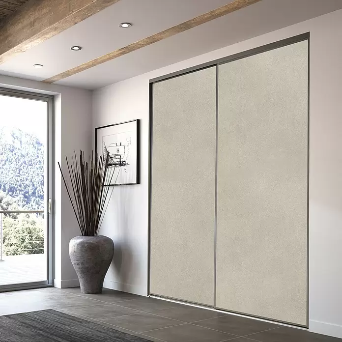 Optimum Schiebetür-Bau-Set - New Grey, 180 x 250 cm - Zweiflügeliger Schiebetürenschrank mit hellbeigen strukturierten Türen und dunkelgrauem Rahmen in modernem Raum.