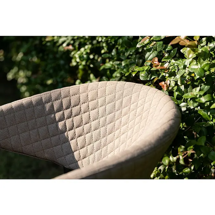 Stapelsessel - Stapelbar, Beige, B x T x H: 64,8 x 59,7 x 83 cm - Nahaufnahme eines eleganten, gesteppten Stuhls in einem Garten, der Komfort und Stil vereint. Der Stuhl fügt sich nahtlos in die grüne Umgebung ein.