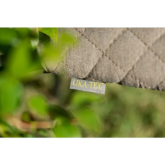 Stapelsessel - Stapelbar, Beige, B x T x H: 64,8 x 59,7 x 83 cm - Detailaufnahme eines gesteppten Textilerzeugnisses mit einem „LIKA-TEX“-Etikett, eingebettet in natürliches Grün.
