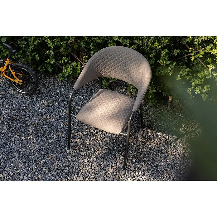 Stapelsessel - Stapelbar, Beige, B x T x H: 64,8 x 59,7 x 83 cm - Eleganter, grauer Sessel mit Rautenmuster und dunklem Gestell. Perfekt für Terrasse oder Garten, kombiniert Stil mit Komfort.