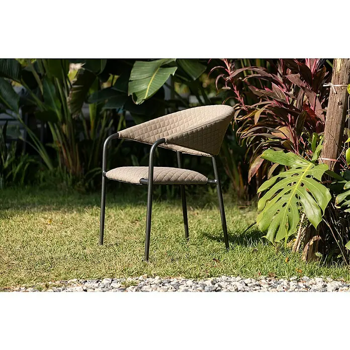 Stapelsessel - Stapelbar, Beige, B x T x H: 64,8 x 59,7 x 83 cm - Ein gepolsterter Stuhl mit Armlehnen aus Metall steht auf einer Rasenfläche. Der Stuhl hat ein gestepptes Design und ist in einer natürlichen Farbe gehalten.